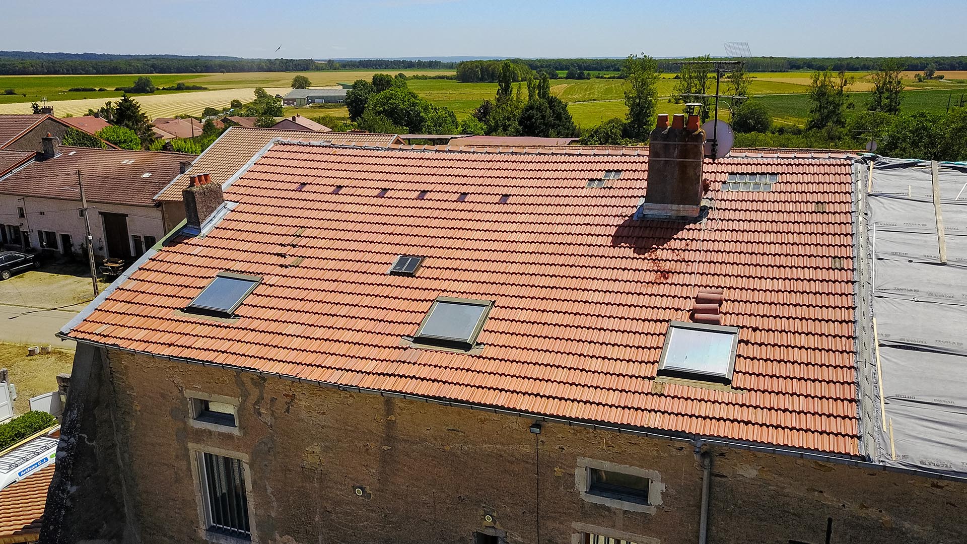 Toit d'une maison avec conduit de cheminée